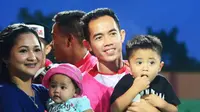 Gelandang Madura United, Slamet Nurcahyo, bersama istri dan kedua anaknya. (Bola.com/Zaidan Nazarul)