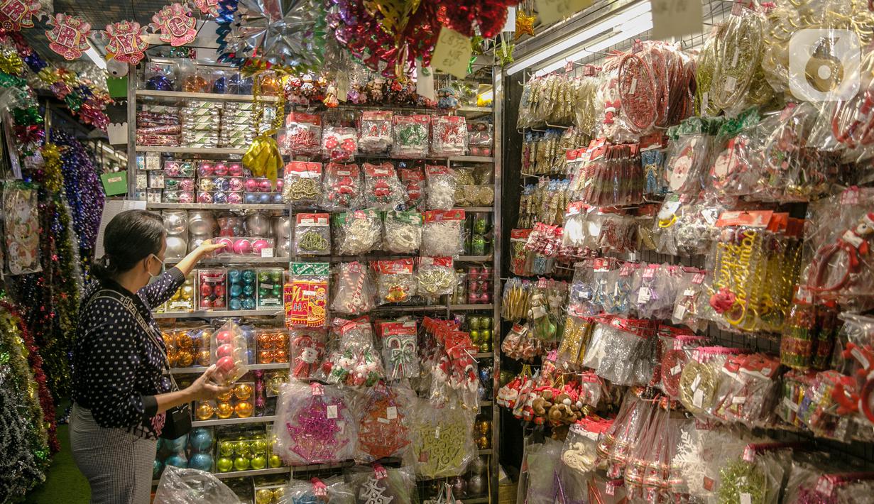 Sejumlah calon pembeli memilih pernak-pernik Natal di Pasar Asemka, Jakarta, Kamis (10/12/2020). Pernak-pernik bertema Natal mulai dari hiasan hingga pohon natal tersebut dijual dari harga Rp20.000 hingga Rp15,9 juta. (Liputan6.com/Faizal Fanani)