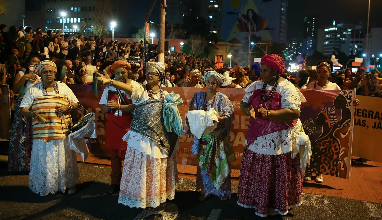 Sekelompok wanita berbaris untuk memperingati Hari Wanita Afro-Latin Amerika Serikat dan Afro-Karibia di Sao Paulo, Brasil, Selasa (25/7). Tiap tahunnya, 25 Juli diperingati sebagai Hari Wanita Afro-Latin AS dan Afro-Karibia sedunia. (AP/Andre Penner)