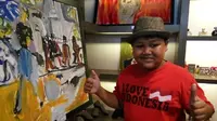 Kenobi, bocah penyandang autisme, menggelar pameran lukisan perdananya di Butik Tirana House Yogyakarta. (Liputan6.com/Switzy Sabandar)