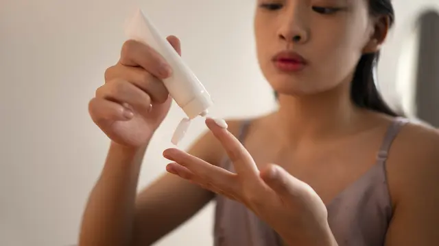 Sering Dilakukan Tanpa Sadar, Kebiasaan Ini Bisa Membuat Kulit Cepat Menua