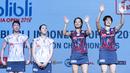 Ganda putri Jepang, Yuki Fukushima/Sayaka Hirota (kanan) dan Mayu Matsumoto/Wakana Nagahara usai Final Indonesia Open 2018 di Istora GBK, Jakarta, Minggu (8/7). Yuki/Sayaka menang 21-14, 16-21, 21-14. (Liputan6.com/Helmi Fithriansyah)