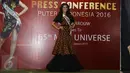 Puteri Indonesia 2016, Kezia Warouw memperkenalkan kostum untuk berlaga di Miss Universe 2016 pada saat jumpa pers jelang keberangkatan Puteri Indonesia ke ajang Miss Universe 2016 di kawasan Pancoran, Jakarta, Senin (9/1). (Liputan6.com/Herman Zakharia)