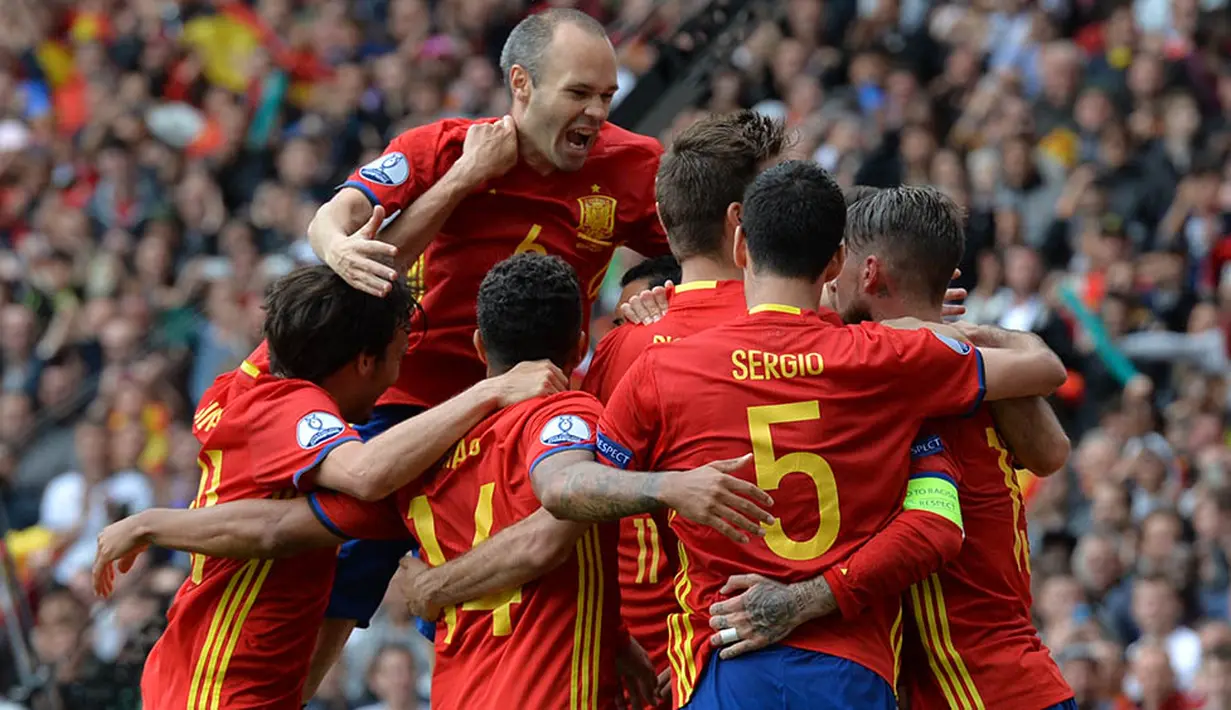 Para pemain Spanyol merayakan gol yang dicetak Gerard Pique ke gawang Republik Ceska pada laga Grup D Piala Eropa 2016 di Stadion Municipal, Prancis, Senin (13/6/2016). Spanyol menang 1-0 atas Republik Ceska. (AFP/Nicolas Tucat)