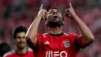 Selebrasi bek tengah Benfica, Ezequiel Garay, usai menjebol gawang Juventus dalam laga pertama semifinal Liga Europa di stadion Luz, Lisbon (25/4/2014) (REUTERS/Hugo Correia)