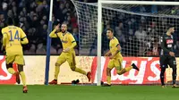 Pemain Juventus, Gonzalo Higuain (2kiir) merayakan gol ke gawang Napoli pada lanjutan Serie A Italia di San Paolo stadium, Naples, (1/12/2017). Juventus menang 1-0 atas Napoli. (AFP/Tiziana Fabi)