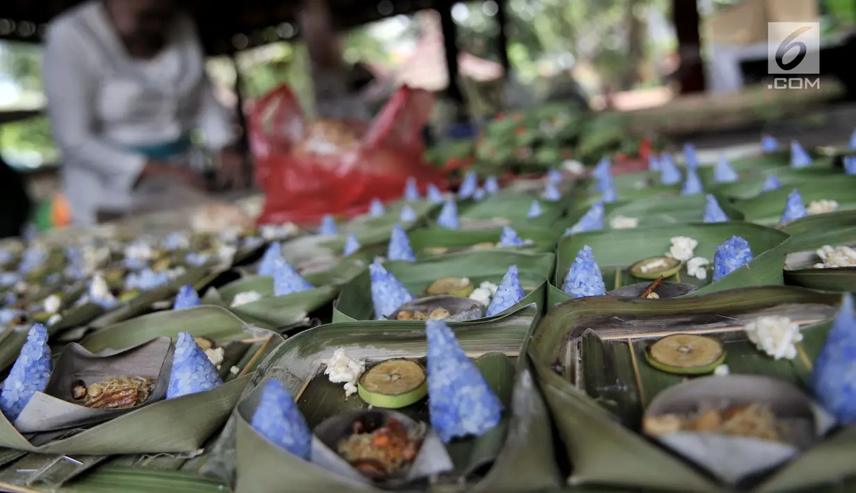 Umat Hindu bersama-sama membuat sajen (Ngayah) di Pura Aditya Jaya, Jakarta, Senin (4/3). Ngayah merupakan tradisi yang dilakukan gotong-royong oleh kaum perempuan Hindu dalam membuat sajen untuk persiapan sembahyang  Nyepi. (merdeka.com/Iqbal S. Nugroho)