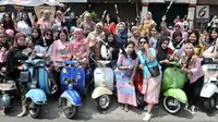 Anggota komunitas Vespa se-Jabodetabek foto bersama di sela konvoi dalam rangka memperingati Hari Kartini di Jakarta, Minggu (21/4). Dalam konvoi ini para pengendara vespa mengenakan kebaya bagi perempuan dan batik serta lurik bagi laki-laki. (merdeka.com/Iqbal Nugroho)