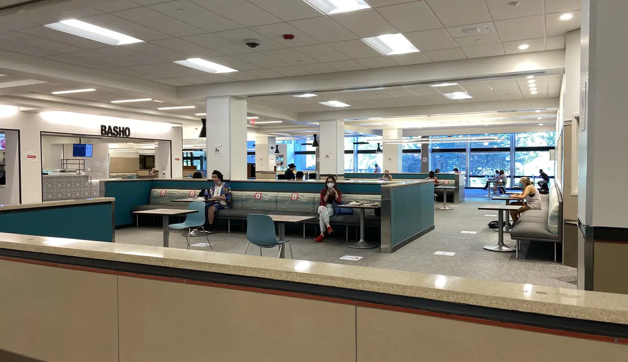 Orang-orang duduk di area makan dengan jarak sosial di Universitas Boston, AS (4/9/2020). Universitas Boston memilih mengambil langkah ekstra untuk memastikan mahasiswa yang memilih tinggal di kampus dalam model pembelajaran hybrid (daring dan luring) tetap aman dan sehat. (Xinhua/Wu Tongyangzi)