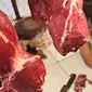 Pedagang menunggu pembeli di los daging Pasar Minggu, Jakarta Selatan, Senin (13/6). Memasuki hari kedelapan bulan Ramadan, harga daging sapi di pasar Jakarta masih berkisar Rp 120.000/kg. (Liputan6.com/Immanuel Antonius)