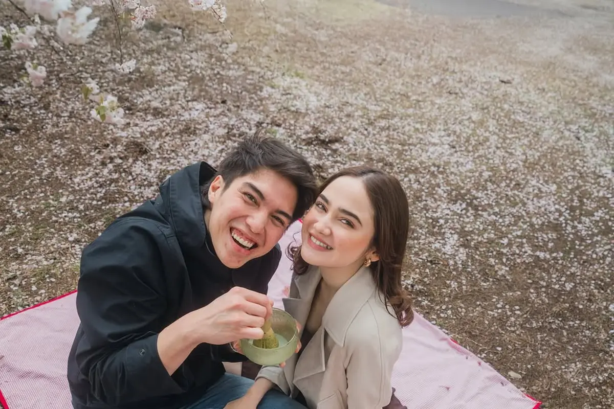 Gaya Picnic Date El Rumi dan Syifa Hadju, Stylish dengan Layering Outfit di Bawah Pohon Sakura