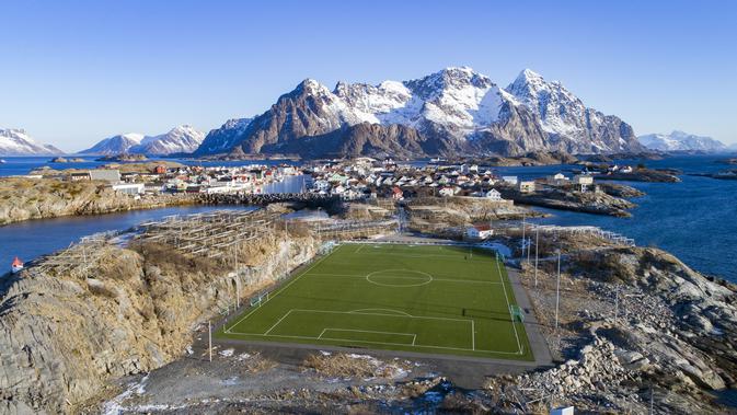 1. Norwegia -  Stadion Henninsvaer FC yang berlokasi di Nenningvaer, Norwegia Utara. Stadion tersebut berada di pulau Lofoten dengan pemandangan gunung es yang menakjubkan. (AFP/Olivier Morin)