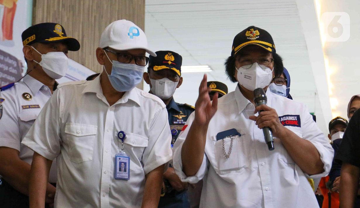 <p>Menteri Lingkungan Hidup dan Kehutanan Siti Nurbaya (kanan) saat memantau mudik di Terminal Penumpang Pelabuhan Tanjung Priok, Jakarta, Selasa (26/4/2022). Kunjungan tersebut dalam rangka memantau persiapan mudik minim sampah. (Liputan6.com/Herman Zakharia)</p>