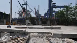 Kondisi rel kereta utama pelabuhan menuju bongkar muat tertutup beton di Pelabuhan Tanjung Priok, Jakarta, Jumat (11/9/2015). Penutupan jalur kereta membuat tidak efisiensi waktu bongkar pasang serta menambah kemacetan. (Liputan6.com/Gempur M Surya)