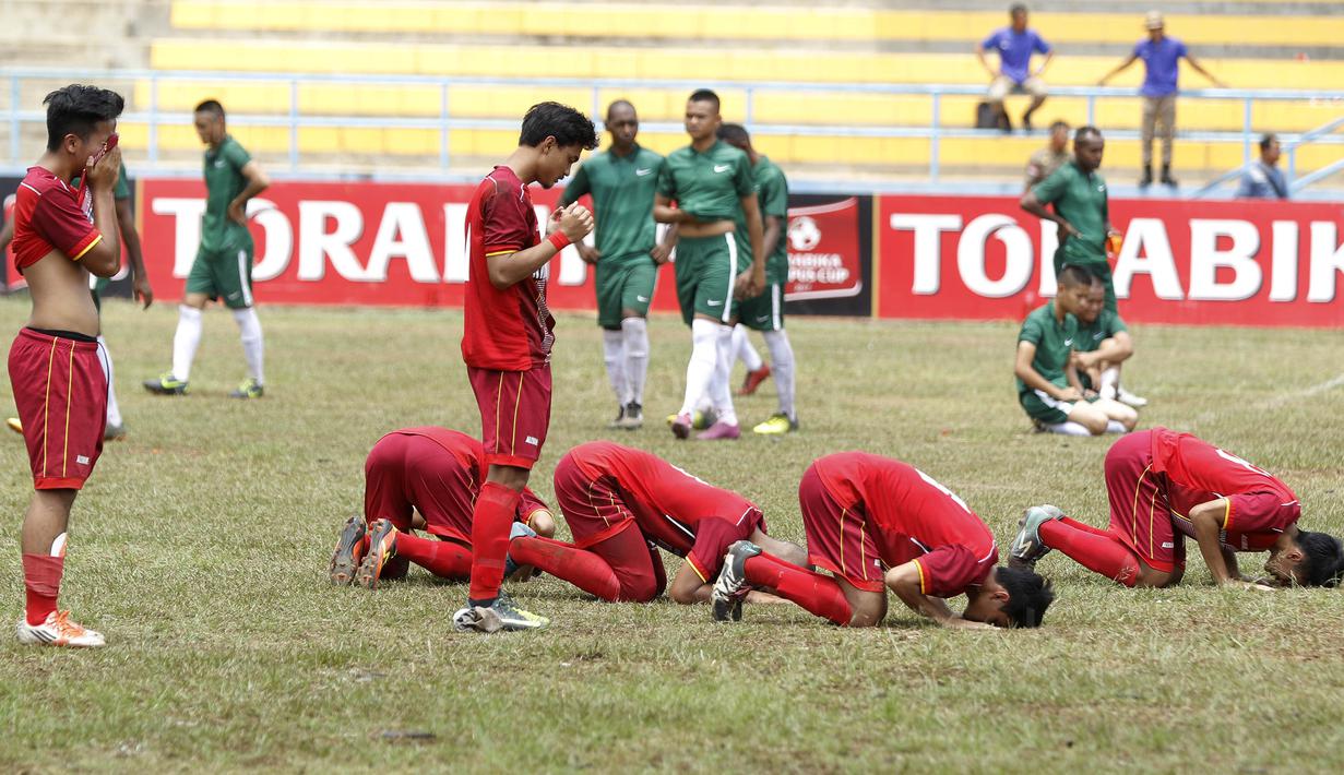 Pemain UPI melakukan sujud syukur usai berhasil mengalahkan IPDN pada laga Torabika Campus Cup 2017 di Gor Jati Padjajaran, Jatinangor, Kamis (28/9/2017). UPI menang adu penalti atas IPDN. (Bola.com/M Iqbal Ichsan)