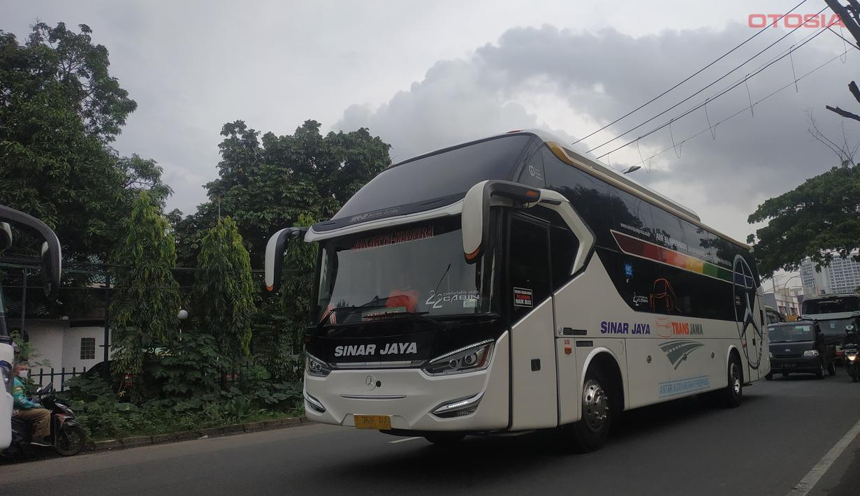 Legacy Suites Class pertama kali diperkenalkan oleh Karoseri Laksana pada ajang pameran GIIAS 2019. Bus ini pada saat itu menjadi bus terobosan terbaru dan pertama di Indonesia yang menggunakan konsep Sleeper Seat pada kabin penumpangnya. Pada awal rilis, bus ini menggunakan basis Legacy SR2 dengan varian Double Glass dan pertama kali dimiliki oleh Perusahaan bus Sinar Jaya.