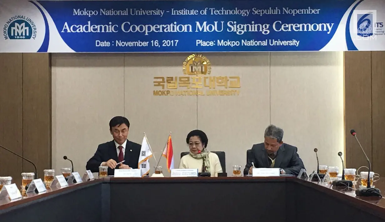 Rektor Institut Negeri Sepuluh November, Joni Hermana disaksikan Presiden ke-5 RI Megawati Soekarnoputri menandatangani MoU dengan President Mokpo National University, Il Cho di Kampus Mokpo, Korea Selatan, Kamis (16/11). (Liputan6.com/ Andri Haryanto)