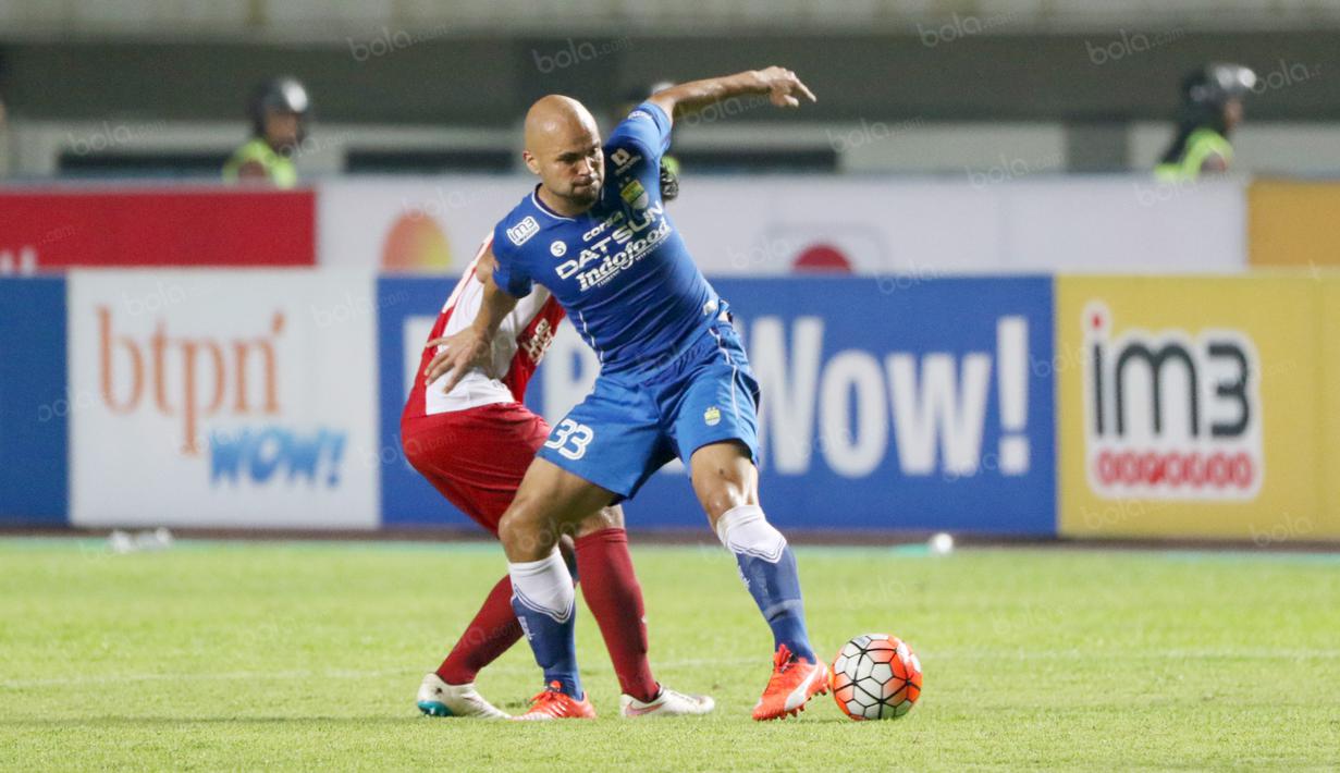 Sergio van Dijk berusaha melewati hadangan pemain PSM Makassar pada laga Torabika SC 2016 di Stadion GBLA, Bandung, Sabtu (2/7/2016). Persib menang 3-2. (Bola.com/Nicklas Hanoatubun)