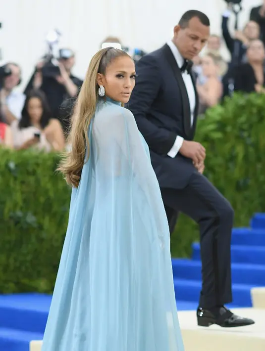“Ini Mungkin. Kamu tahu, ini sangat indah untuk siapapun dan, lagi, kami sangat beruntung. Kami memiliki anak-anak yang indah, kami memiliki cinta dalam kehidupan kami. Kami hebat,” tutur Jennifer  Lopez dalam sebuah wawancara. (AFP/Bintang.com)