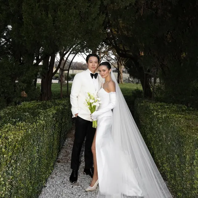 Pesona Anggun Amanda Rawles Menikah di Australia, Berbalut Gaun Pengantin Strapless Karya Hian Tjen