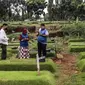 Umat Muslim berdoa di makam keluarga saat  melakukan ziarah di Tempat Pemakaman Umum (TPU) Pondok Ranggon, Jakarta, Minggu (04/04/21). Meskipun di tengah pandemi Covid-19 warga tetap melakukan tradisi ziarah kubur menjelang bulan Ramadan. (Liputan6.com/Faizal Fanani)