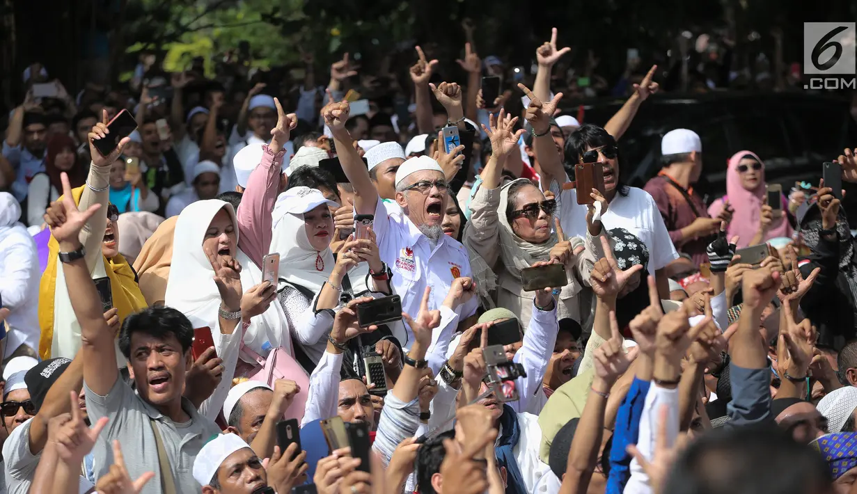 Pendukung pasangan Capres-Cawapres 02 Prabowo Subianto-Sandiaga Uno menghadiri syukuran kemenangan di Kertanegara, Jakarta, Jumat (19/4). Acara dengan tema gema nisfu sya'ban sekaligus ucapan syukur kemenangan Prabowo-Sandiaga dihadiri ribuan pendukung. (Liputan6.com/Faizal Fanani)