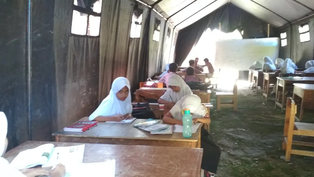 Kisah Tenda Polisi Pengganti Bangunan Sekolah di Serang