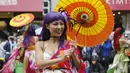 Penari Jepang saat ikut memeriahkan acara tahunan Karnaval Asakusa Samba ke-34 di Tokyo, Jepang, 29 Agustus 2015. Sekitar 5.000 orang berpartisipasi dalam karnaval terbesar yang ada di Jepang ini. (REUTERS/Toru Hanai)