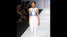 Koleksi Peggy Hartanto di hari pertama Jakarta Fashion Week 2015 menampilkan motif-motif lengkung, Sabtu (1/11/2014). (Liputan6.com/Panji Diksana)