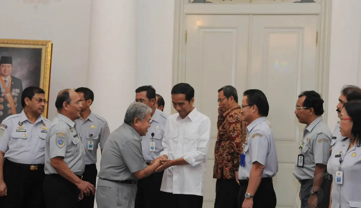 Penandatangan antara Gubernur DKI Jakarta Jokowi dan Dirjen Hubla Kapten Bobby R Mamahit, juga turut disaksikan Direktur Utama PT Kawasan Berikat Nusantara (KBN) Sattar Taba, Kamis (14/8/14). (Liputan6.com/Herman Zakharia)