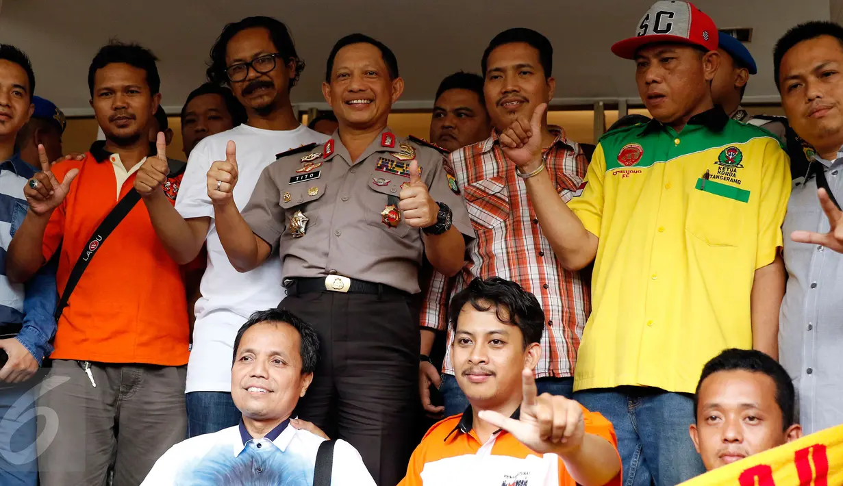  Kapolda Metro Jaya, Tito Karnavian (tengah) mengangkat jempol bersama rekan suporter di  Polda Metro Jaya, Jakarta, Selasa (13/10/2015). Mahaka menyiapkan dua stadion alternatif, yakni I Wayan Dipta (Bali) dan Manahan (Solo). (Liputan6.com/Yoppy Renato)