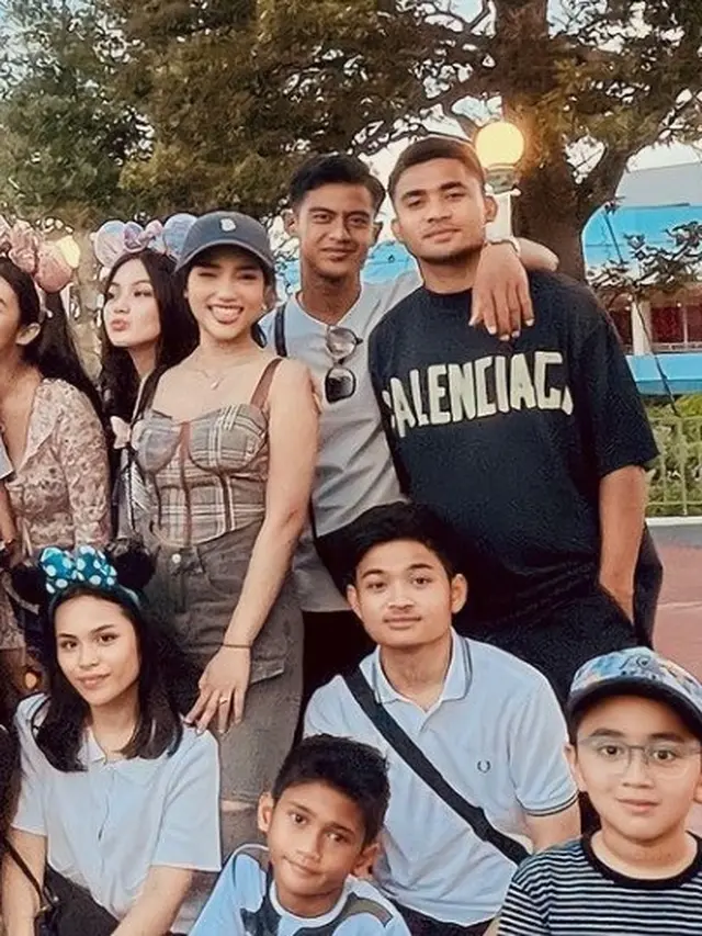 Jalan Bareng di Mall, Ini 6 Potret Kedekatan Fuji dan Asnawi Mangkualam