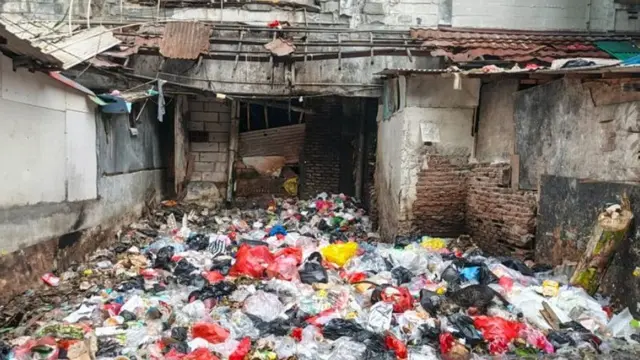 Kondisi sampah di kawasan Rusunawa Angke, Tambora, Jakarta Barat, Senin 6 April 2026.
