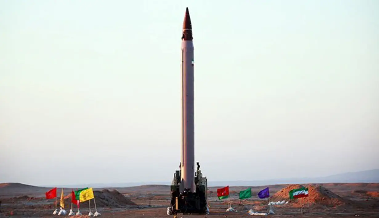 Rudal balistik jarak jauh sebelum peluncuran di lokasi yang tidak disebutkan, Minggu (11/10). Rudal Emad adalah rudal jarak jauh pertama Iran dengan kemampuan menghantam sasaran dengan tingkat akurasi yang tinggi. (REUTERS/farsnews.com)