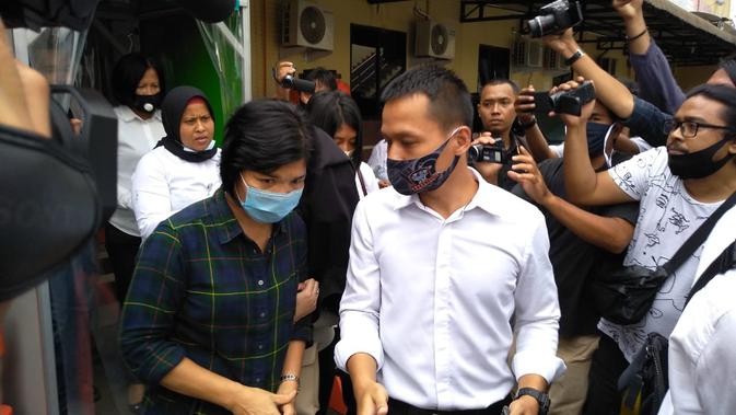HH ditangkap pada Minggu, 12 Juli 2020 sekitar pukul 23.30 WIB. Polisi juga mengamankan sejumlah barang bukti berupa 1 kotak alat kontrasepsi, 2 handphone, serta kartu Anjungan Tunai Mandiri (ATM).