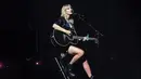 Pemilik nama lengkap Taylor Alison Swift ini mengenakan baju hitam yang dipadukan dengan boots berwarna senada di salah satu konsernya pada September lalu. (Liputan6.com/IG/@taylorswift)
