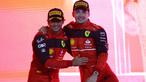 Charles Leclerc dan Carlos Sainz bersama Ferrari berhasil membuka Formula 1 (F1) 2022 dengan kemenangan. (AFP/Guiseppe Cacace)