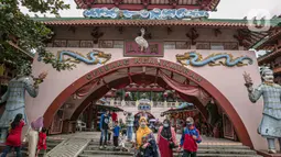 Warga saat mengunjungi Kampung Cina, Kota Wisata, Jawa Barat, Minggu (14/2/2021). Saat ini, Kampung Cina tak seramai lagi seperti awal-awal berdiri pada 2002. (Liputan6.com/Faizal Fanani)