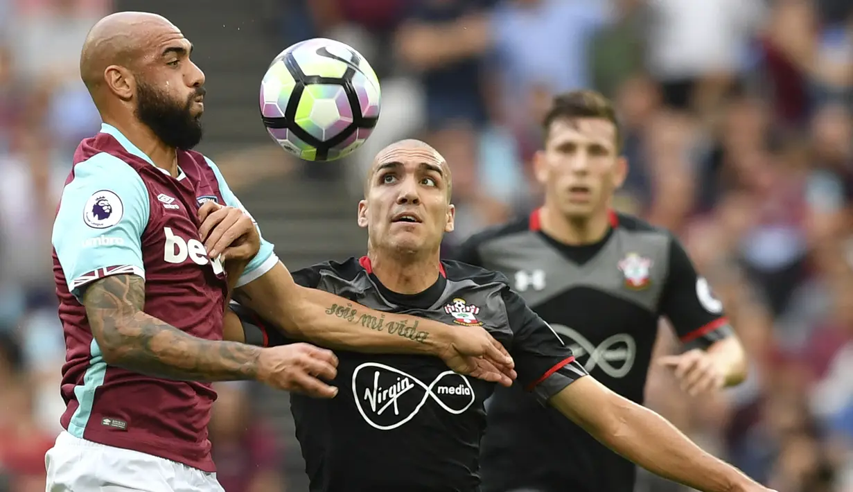 Simone Zaza. Striker Italia berusia 31 tahun yang telah 3 musim membela Torino ini pernah berseragam West Ham United selama setengah musim. Ia didatangkan The Hammers dengan status pinjaman dari Juventus pada awal musim 2016/2017. Bertahan hingga tengah musim, ia hanya tampil dalam 11 laga di semua ajang tanpa torehan 1 gol pun. (AFP/Ben Stansall)