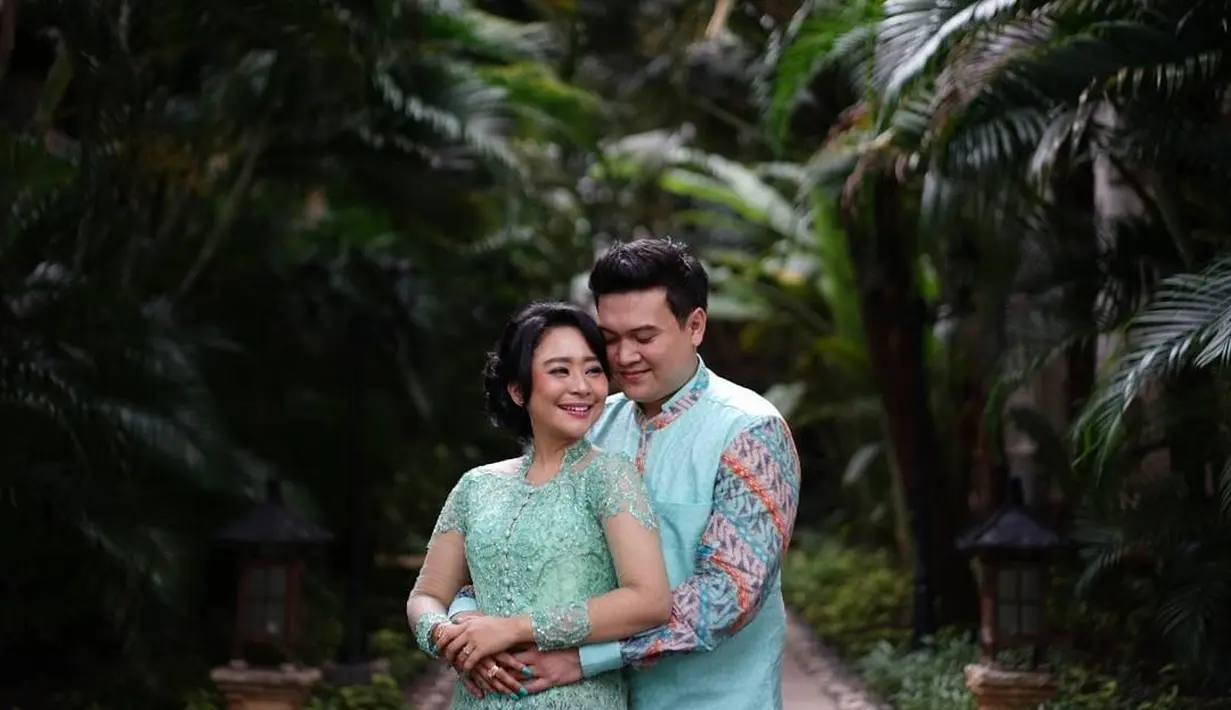 "I'm the Luckiest princess cebolita to have a super superduperman sweetheart like him.. LoveYouBebeluck , Pria Sejuta Pesona ☺," lanjut perempuan 27 tahun itu. (Instagram/dekraftwedding)