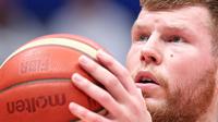 Pebasket Latvia, Davis Bertrans bersiap melakukan free throw saat laga Grup L Piala Dunia FIBA 2023 melawan Spanyol di Indonesia Arena, Senayan, Jakarta, Jumat (01/09/2023). Latvia menang dengan skor 74-69. (Bola.com/Bagaskara Lazuardi)