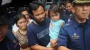 Petugas keamanan Filipina mengawal Rodlyn Allain Pagaling saat bertemu dengan keluarganya di Manila, Filipina, (21/8/2015). Pagaling dan Villaruz kabur saat operasi penyerbuan pasukan komando di pulau terpencil di Filipina selatan. (AFP PHOTO/Jay Directo)
