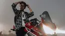 Lihat betapa gagahnya Baim Cilik ketika naik motor gede. Ia menyempurnakan penampilannya dengan kemeja flanel. (Foto: Instagram/baimalkatiri)