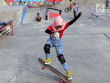Seorang anak berlatih bermain papan luncur di area Skate Park RPTRA Kalijodo, Jakarta, Sabtu (15/6/2019). Menjelang sore hari, anak-anak berdatangan menghabiskan waktu dengan bermain di area RPTRA Kalijodo. (Liputan6.com/Helmi Fithriansyah)