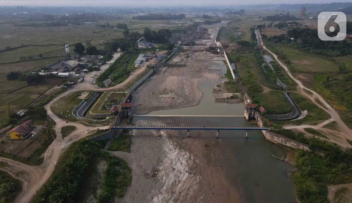 Kalau tidak kering Bendungan Cipamingkis menjadi salah satu tempat favorit wisata air dengan pemandangan alam yang indah di Jonggol. (merdeka.com/imam buhori)