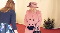 Ratu Elizabeth II tak pakai masker di kunjungan perdana di masa pandemi. (dok. Instagram @theroyalfamily/https://www.instagram.com/p/CGXP2DNngfr/)