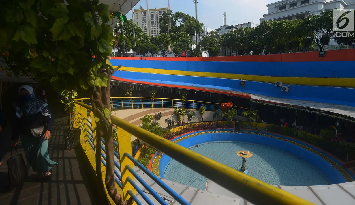 Seorang wanita melintas di Terowongan Penyeberangan Orang (TPO) di Kota Tua, Jakarta, Sabtu (12/5). Berbagai macam hiasan bernuansa Ramadan terpampang di TPO ini. (Medeka.com/Imam Buhori)