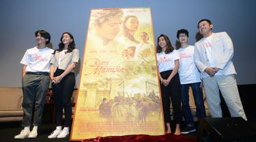 FOTO: Momen Kebersamaan Iqbaal dan Mawar Eva Saat Peluncuran Poster Bumi Manusia