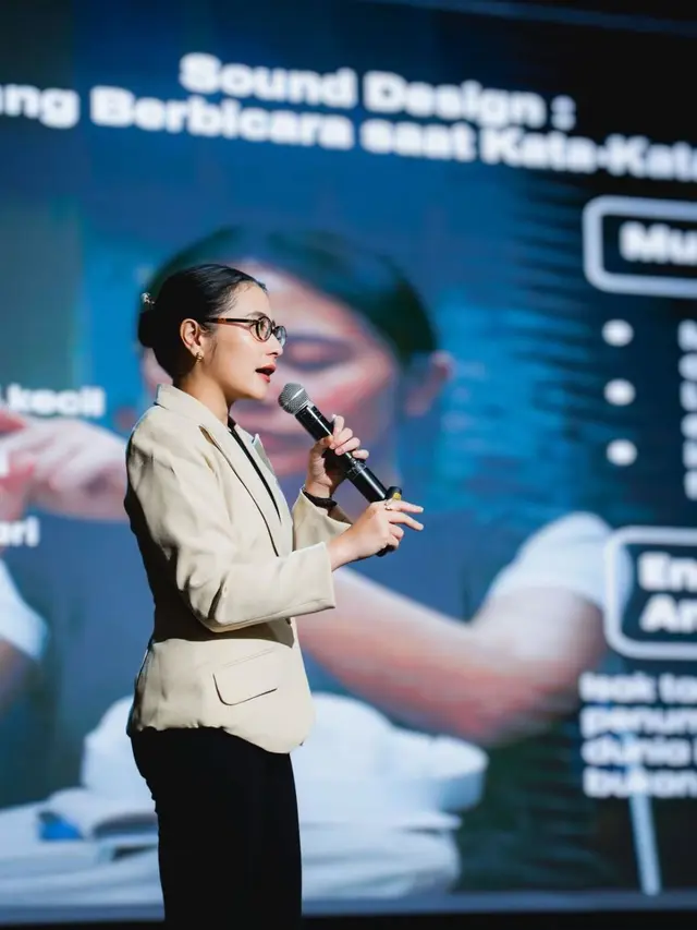 Gaya Mengajar Prilly Latuconsina yang Anggun dan Profesional (Instagram/@prillylatuconsina96)