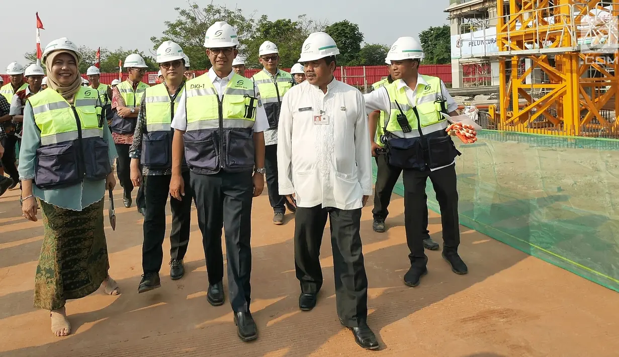 Gubernur DKI Jakarta Anies Baswedan di dampingi (Plt) Kepala Dinas Perumahan Rakyat dan Kawasan Permukiman DKI Meli Budiastuti meninjau pembangunan program rumah DP 0 Rupiah di Klapa Village, Pondok kelapa, Jaktim, (12/10). (Liputan6.com/Herman Zakharia)